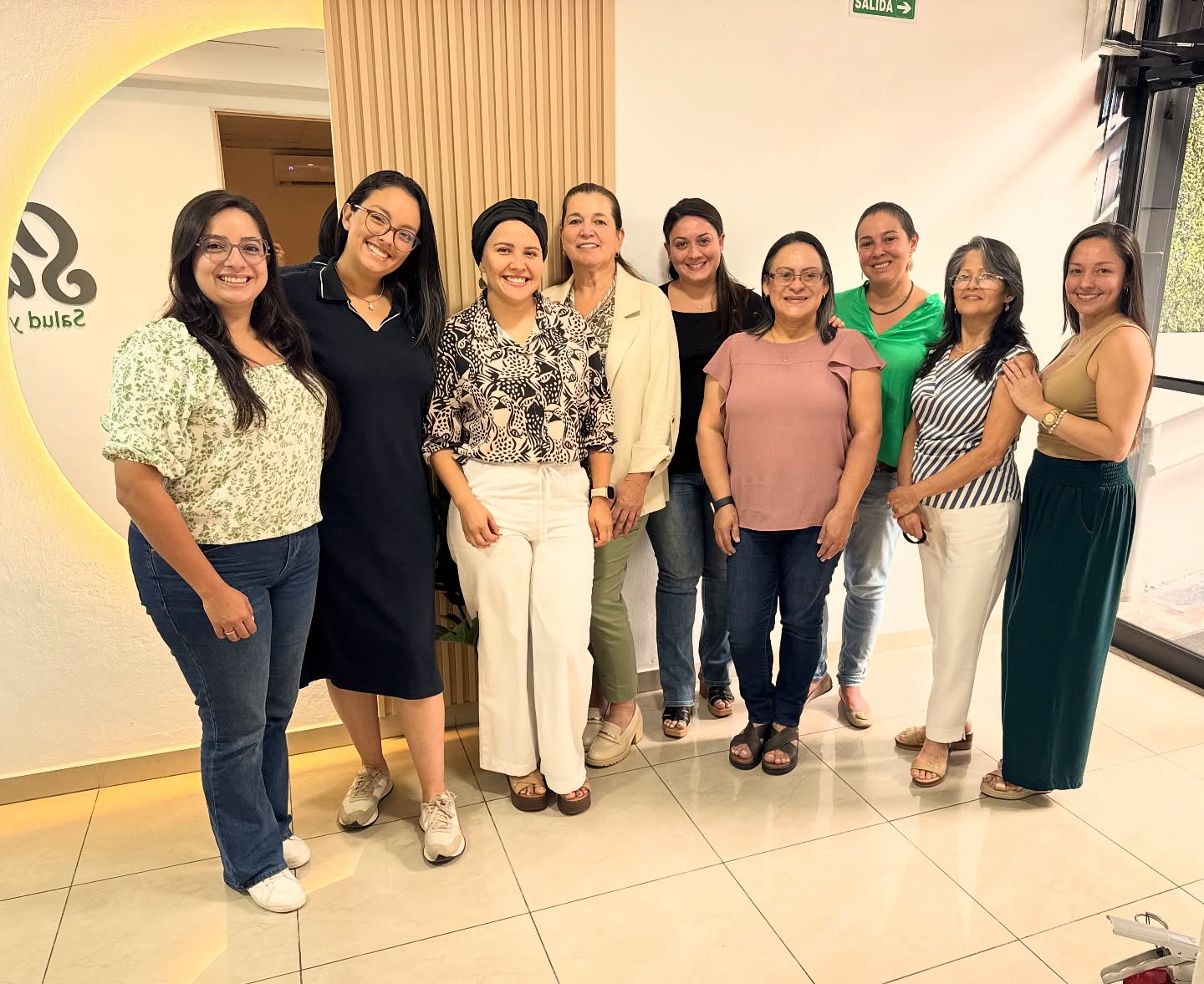 Entre pausas y sonrisas ✨
Hoy en Oncocare y @saar_saludybelleza vivimos un espacio lleno de conexión, alegría y vida. 💕
Nuestro taller fue un recordatorio de que, incluso en medio del proceso oncológico, seguimos siendo mujeres fuertes y llenas de amor.
Compartimos historias, risas y momentos que nos recordaron que la pausa también sana… y que siempre hay motivos para priorizarnos 🌸
Gracias a Andre de @terapikcr por acompañarnos! 💓
Y a mi colega Peni de @saar_saludybelleza por su apoyo siempre 🤍
