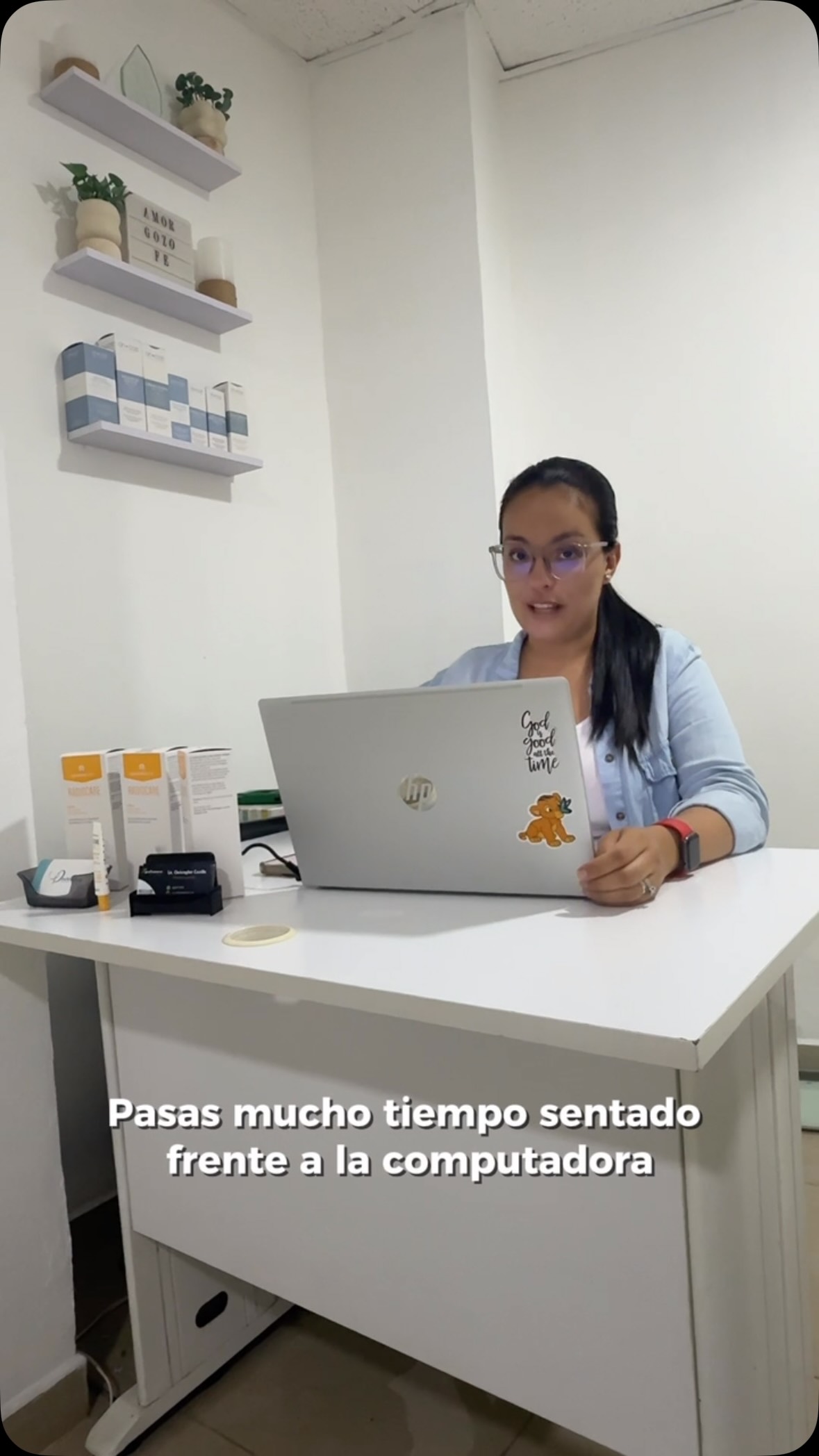 ¿Te toca pasar mucho tiempo sentado y no puedes levantarte?
Eso no significa que tengas que quedarte completamente inmóvil.
• Estos ejercicios puedes hacerlos desde tu silla para activar la circulación, movilizar tu cuerpo y disminuir la sensación de rigidez.
Porque moverte un poquito también cuenta.💪🏼
#oncocarecr #sanjosecostarica #rehabilitaciónoncológica #fisioterapia #ejercicios💪