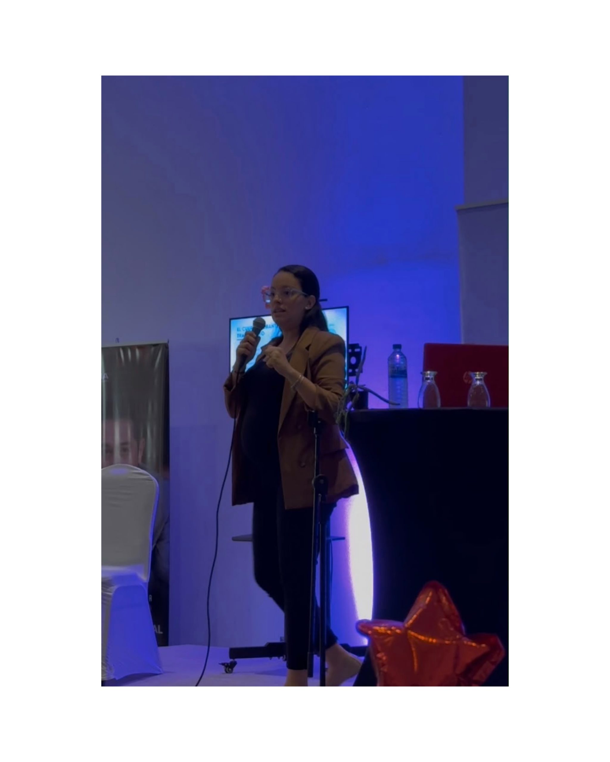 Este sábado tuvimos el honor de participar en el Seminario “Viviendo con el Cáncer”, un espacio de aprendizaje y acompañamiento a pacientes oncológicos y familiares.
Desde OncoCare compartimos herramientas y estrategias que pueden ayudarnos a cuidar nuestro cuerpo, recuperar la funcionalidad y favorecer el bienestar durante y después del proceso oncológico. Porque el acompañamiento no termina con los tratamientos; también es importante atender las necesidades físicas y emocionales que surgen en cada etapa. 🤍
Agradecemos de corazón a @rimaproduccionescr por la invitación y por crear espacios que promueven la educación, la sensibilización y el acompañamiento de las personas que viven con cáncer.
¡Gracias por permitirnos compartir nuestro conocimiento y seguir llevando el mensaje de la importancia de la fisioterapia oncológica! 💛🩷
